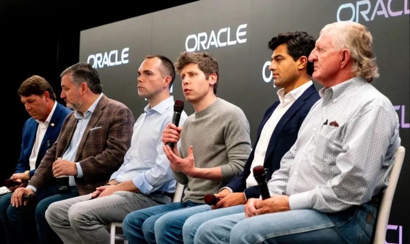 Clay Magouyrk (Oracle), Sam Altman (OpenAI), Vikas Parekh (SoftBank Investment Advisers), dan sejumlah pejabat menghadiri tur media pusat data AI Stargate di Abilene, Texas, September lalu.