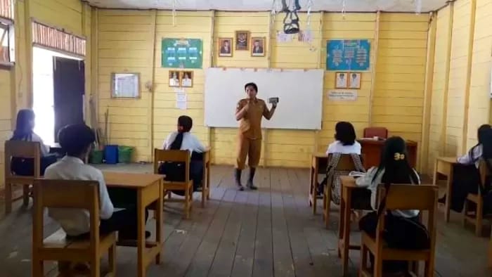 APLIKASI MERATUS: Donny Fadillah kenalkan musik kelong Dayak lewat aplikasi interaktif di kelas. (Sumber: Donny Fadillah/Radar Banjarmasin)