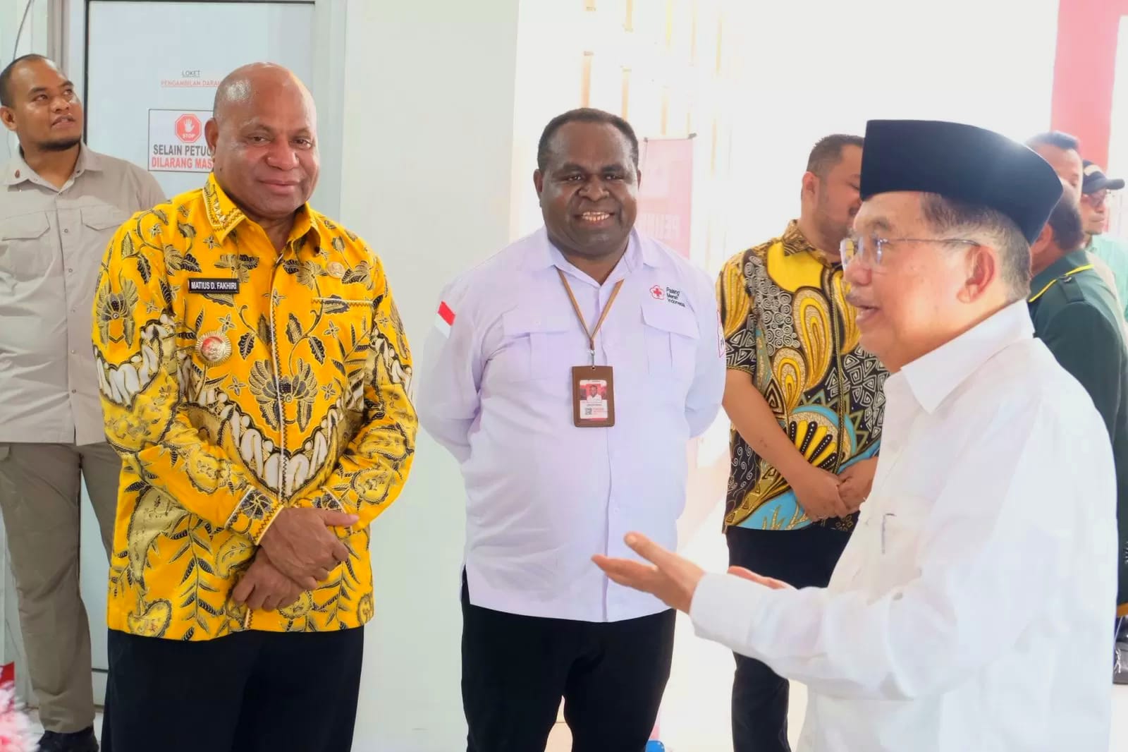 Jayapura jadi sorotan saat Matius Fakhiri, Jusuf Kalla, dan Zakius Degei bersatu meninjau markas PMI Papua yang makin inovatif, Minggu (23/11/2025). (Sumber: Ceposonline.com/Elfira)