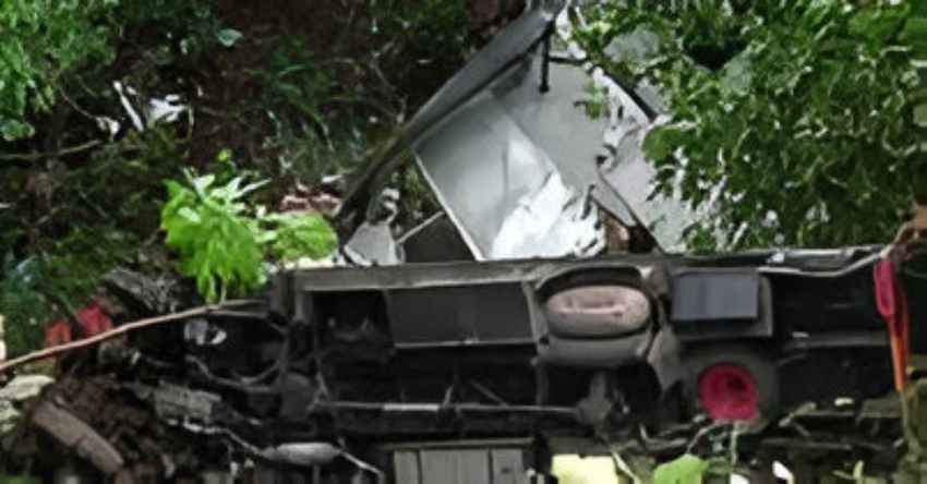 Mobil Brimob Masuk Jurang