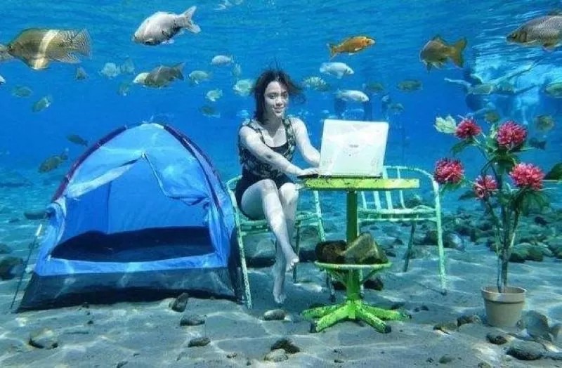 umbul ponggok, menawarkan snorkling hingga berfoto unik dibawah air.