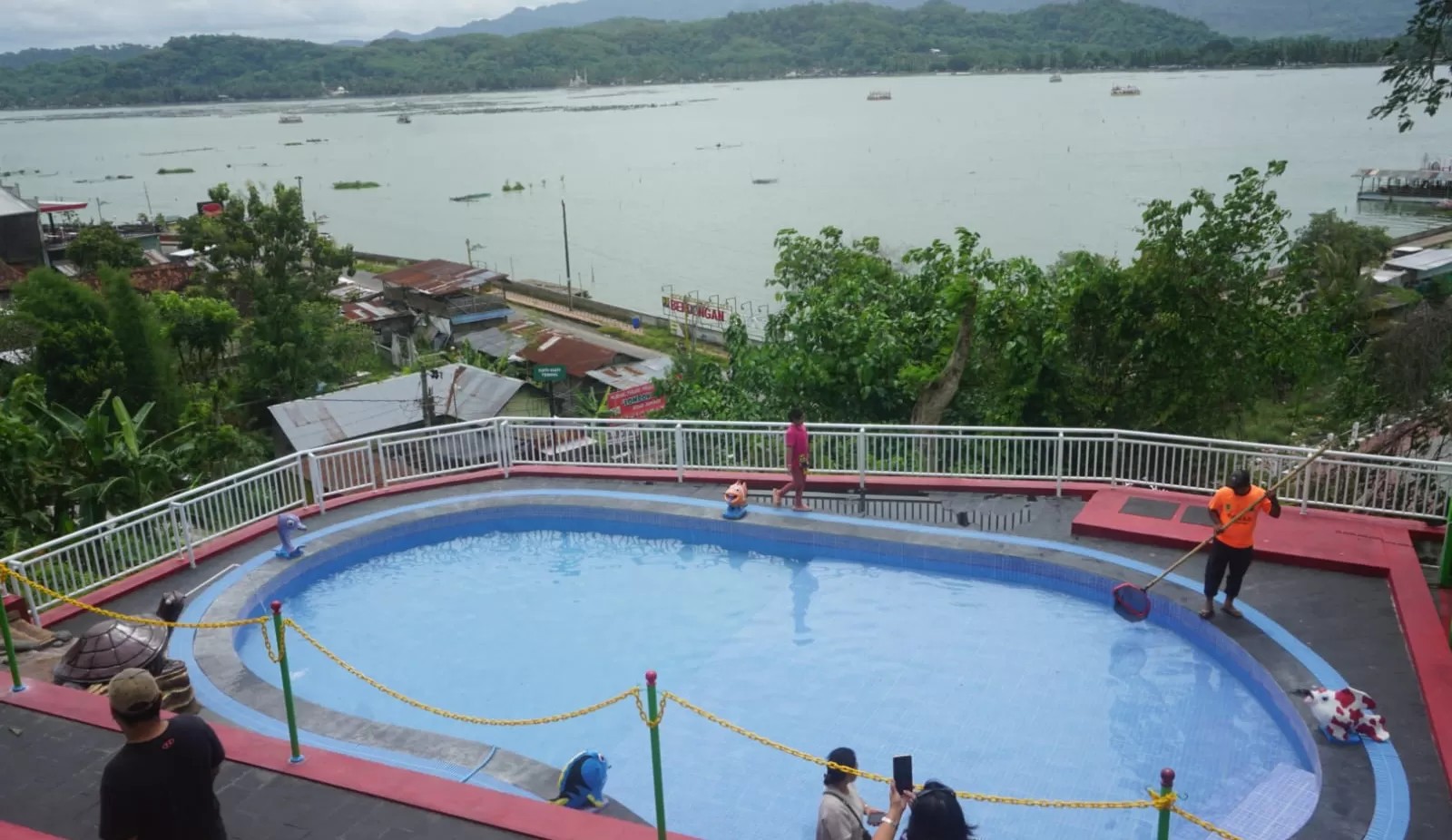 Bukit Sidoguro yang kini difasilitasi kolam renang anak-anak.
