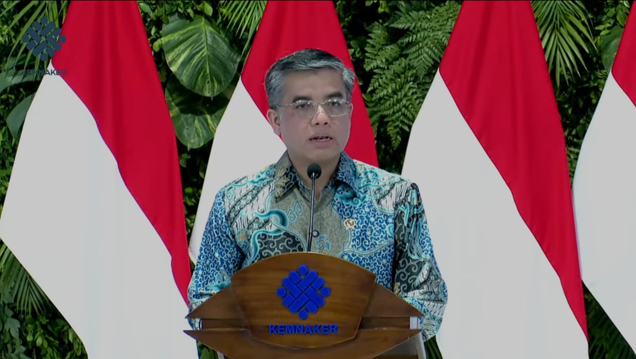 Menteri Ketenagakerjaan (Prof. Yussriel) saat berpidato di acara pembukaan program magang Batch 2 di Plaza kemnaker, Jakarta Selatan pada Rabu, 26 November 2025