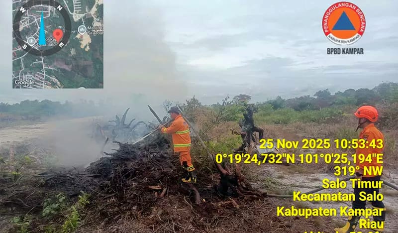 Tim gabungan sigap jinakkan api di lahan Salo Timur, Kampar&mdash;kebakaran berhasil diredam sebelum meluas, Selasa (25/11/2025). (BPBD Kampar/Riaupos.co)