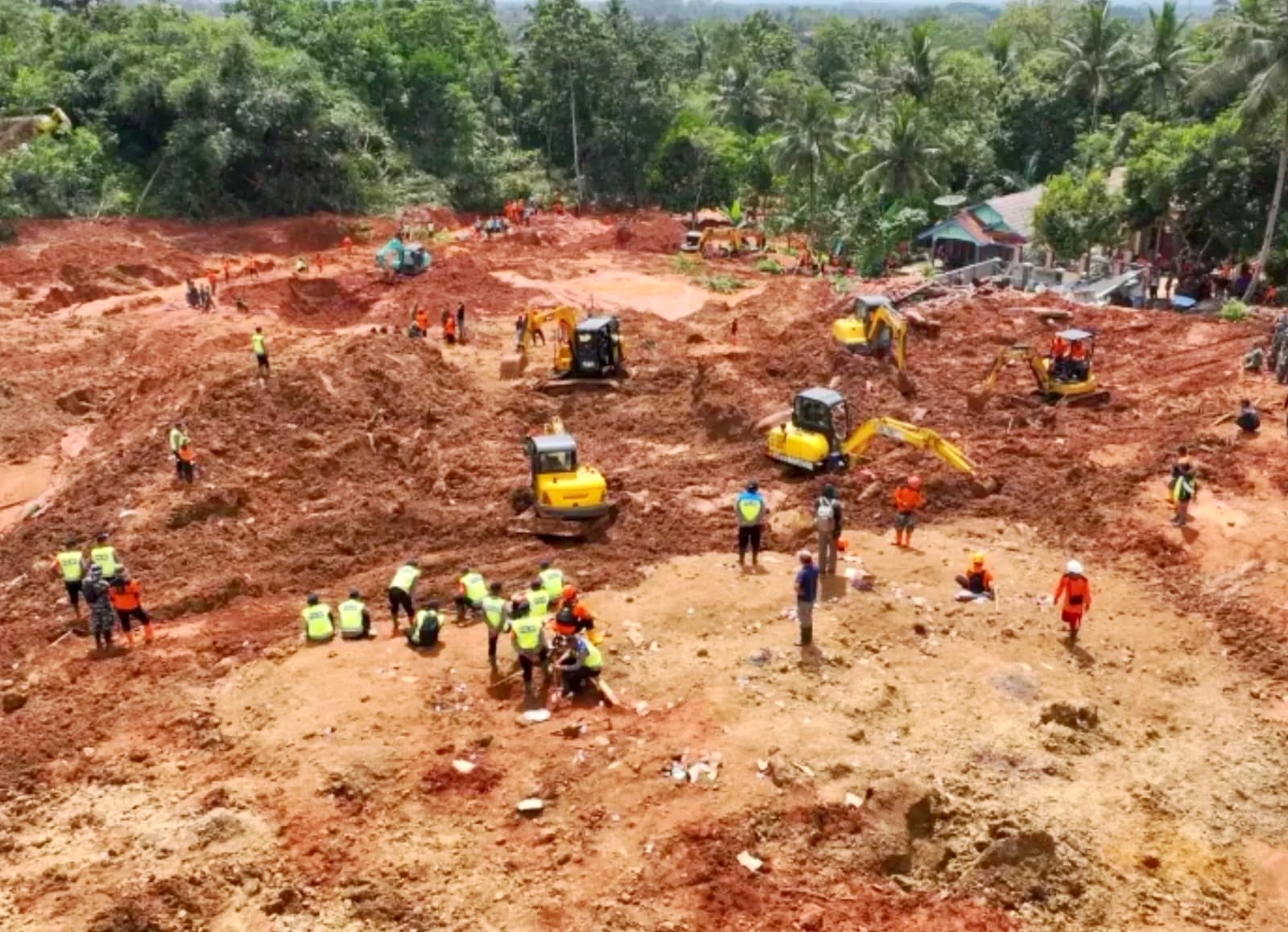 11 korban longsor Banjarnegara belum ditemukan, pencarian dihentikan karena lokasi diduga ekstrem dan sulit dijangkau. (Sumber: Radar Surabaya)