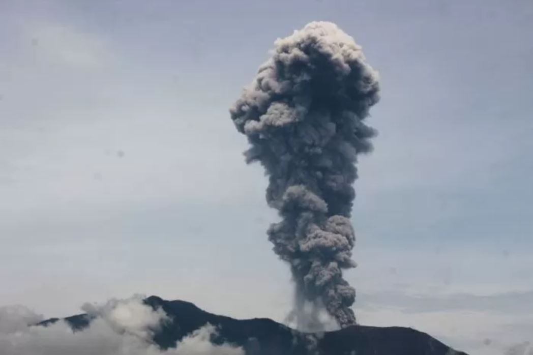 Gunung Marapi di Sumatera Barat meletus pada Selasa pukul 10.34 WIB dan menyemburkan abu vulkanik yang tertiup angin menuju wilayah permukiman.