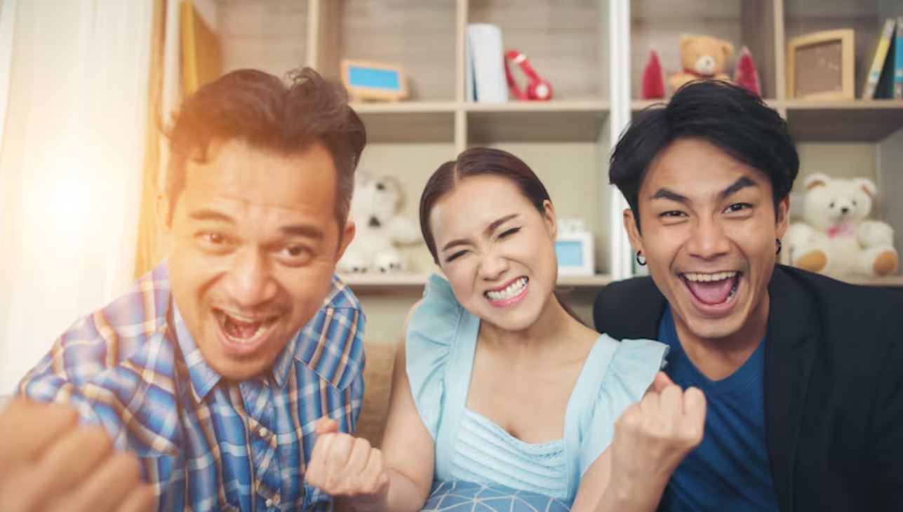 Trio aura hoki Desember 2025: kombinasi tanggal lahir, shio, dan zodiak yang membawa rezeki berlipat dan peluang besar sepanjang akhir tahun ini.