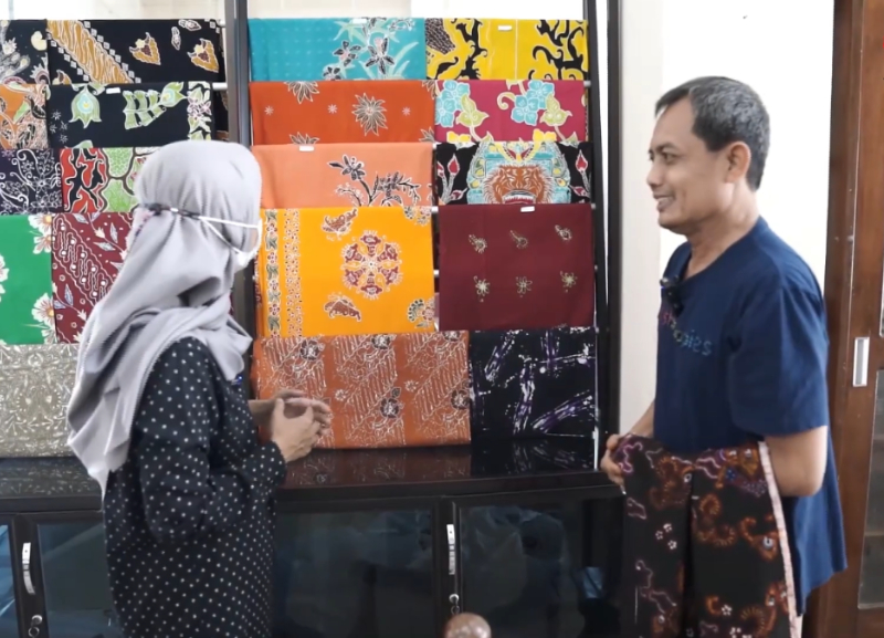 Dian Fajariyono atau Pak Nano, pembatik hebat yang berhasil membawa batik khas Ponorogo ke kancah dunia internasional