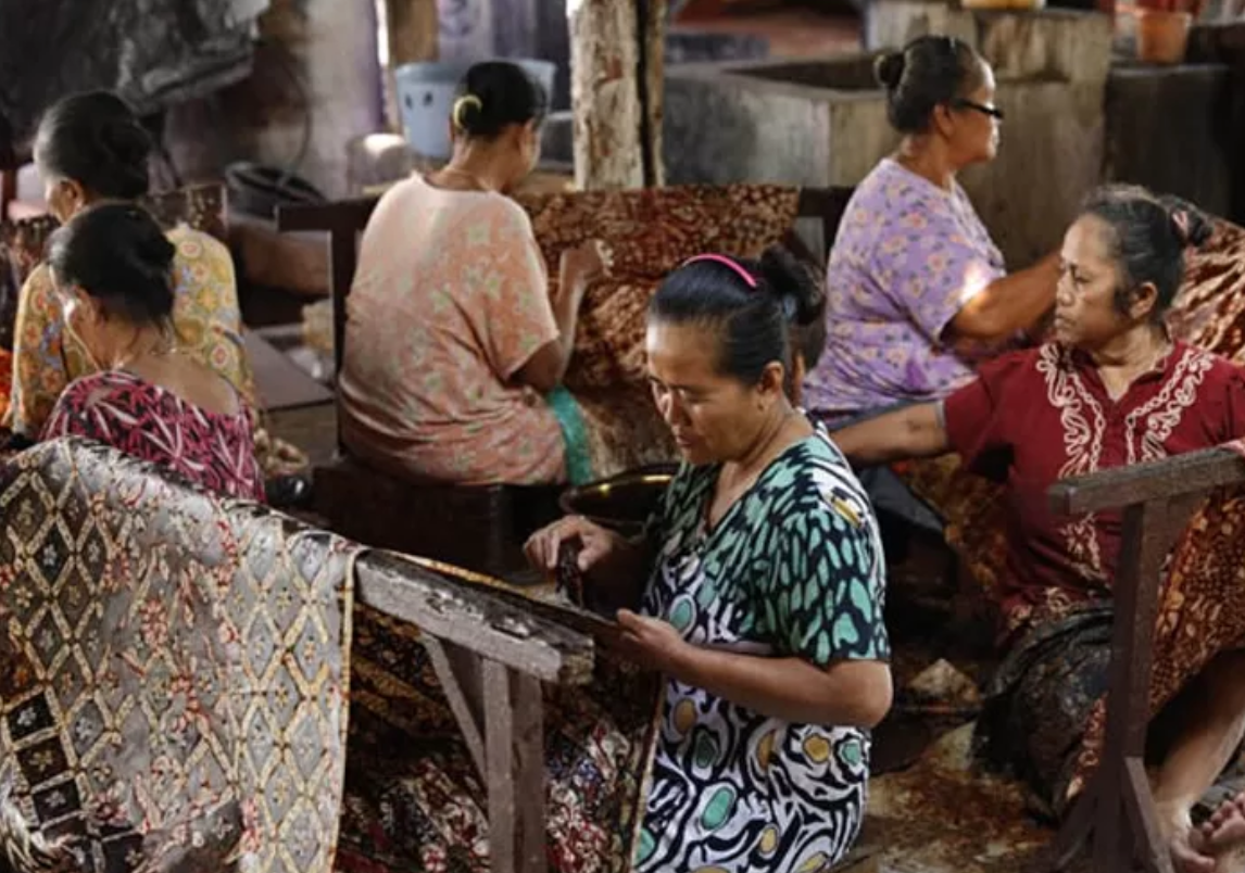 Untuk oleh-oleh non-kuliner, Batik Lasem menjadi pilihan terbaik. Motifnya khas, warnanya berani, dan setiap coraknya memiliki filosofi mendalam.
