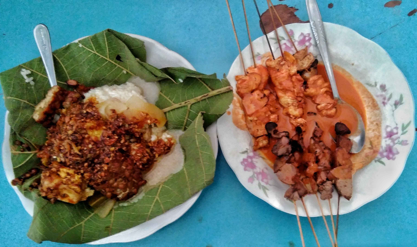 Sate Srepeh tampil berbeda dari sate pada umumnya.