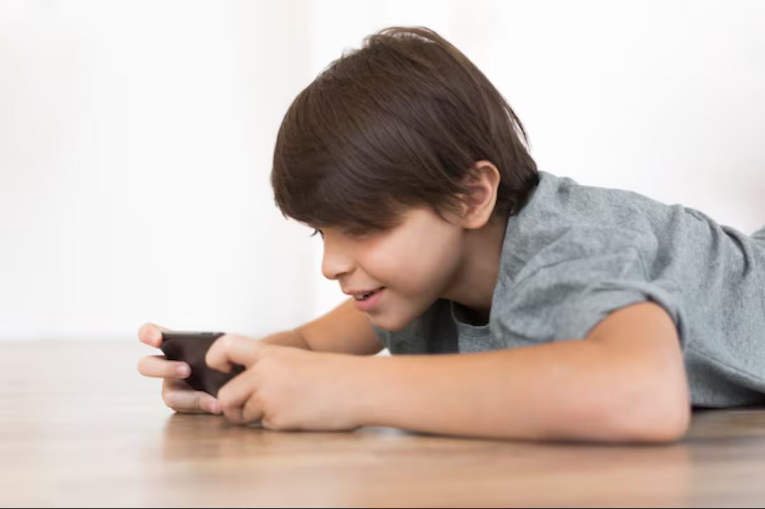 penggunaan smartphone terlalu dini bisa meningkatkan risiko depresi, gangguan tidur, hingga obesitas pada anak.