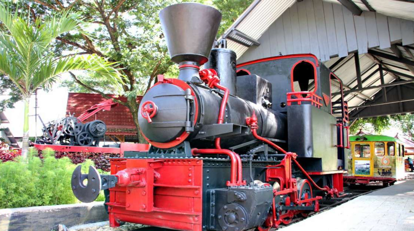 Lokomotif Wisata Cepu menawarkan pengalaman menjelajah hutan dengan kereta klasik buatan Berliner Maschinenbau tahun 1928.