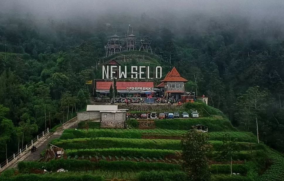 New Selo Boyolali menawarkan panorama spektakuler Gunung Merapi dan Merbabu.