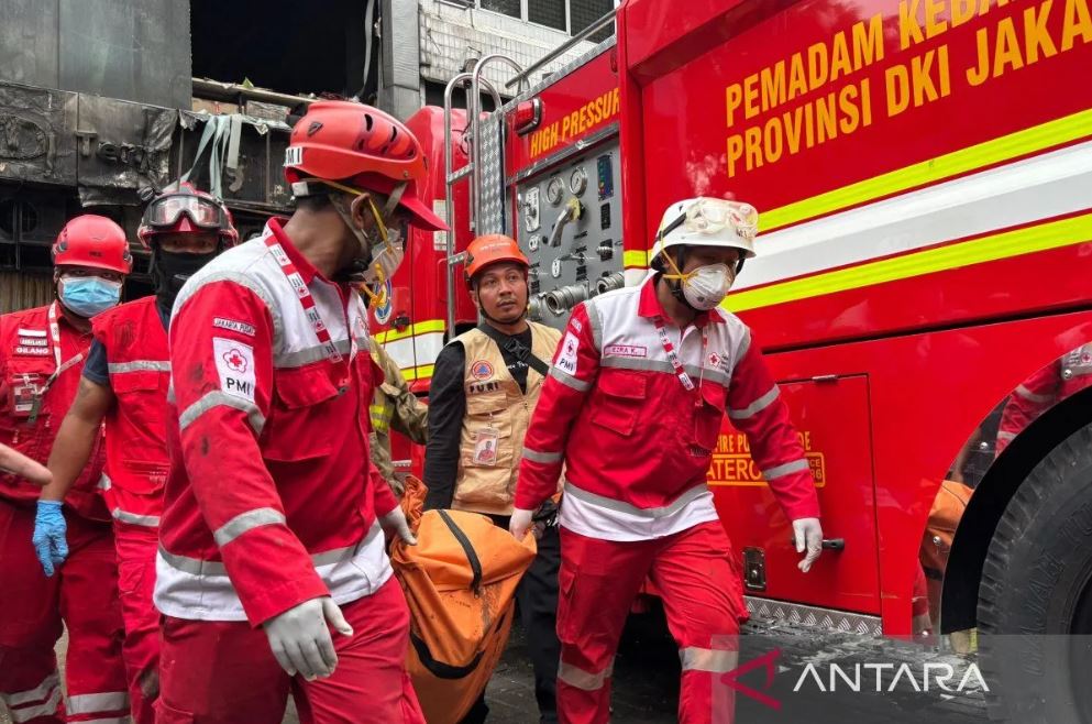 Petugas mengevakuasi jenazah korban kebakaran di Ruko Terra Drone Jalan Letjen Soeprapto, Cempaka Baru, Kemayoran, Jakarta Pusat, Selasa (9/12/2025)
