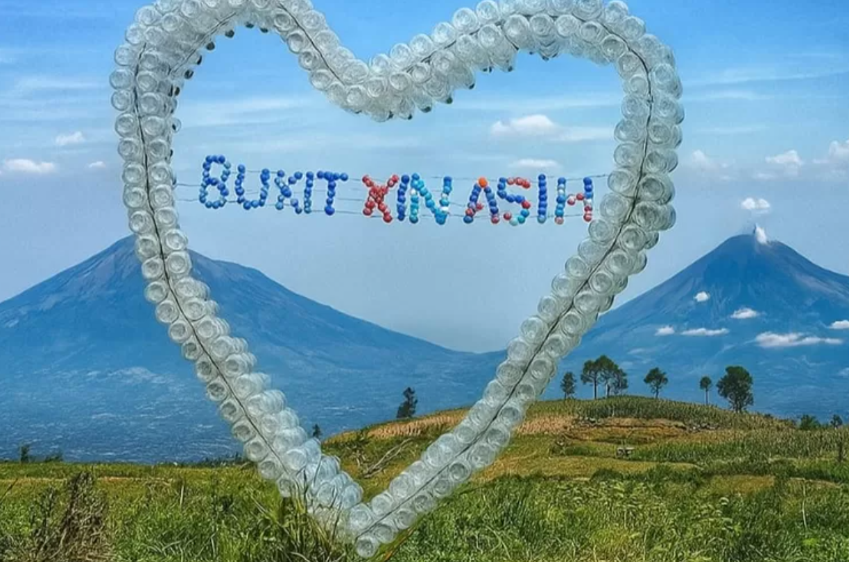 Bukit Kinasih dikenal sebagai spot kekinian dengan pemandangan instagramable dari segala sisi. Dari puncaknya, wisatawan dapat melihat Gunung Merbabu, Merapi, Lawu, hingga Sindoro dalam satu bingkai.