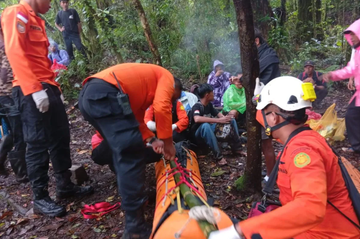 Tim SAR gabungan saat mengevakuasi korban yang jatuh di Gunung Rinjani Lombok, Nusa Tenggara di Lombok Tengah, Kamis (11/12/2025).