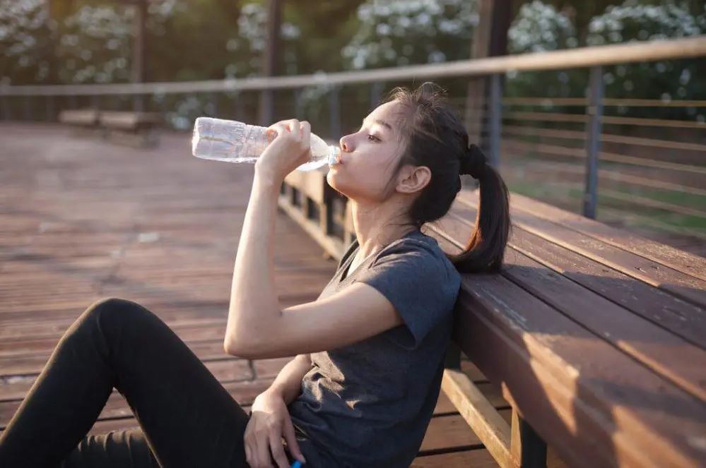 Air minum kemasan bisa mengandung mikroplastik.