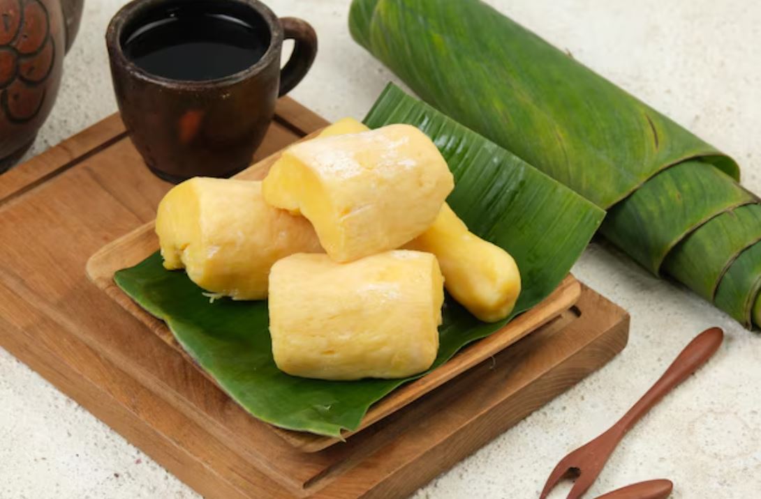 Tape singkong bukan hanya lezat, tetapi juga mengandung probiotik dan nutrisi penting hasil fermentasi.