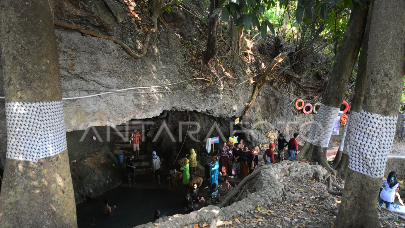 Goa Wareh yang berada di Desa Kedumulyo, Kecamatan Sukolilo, Kabupaten Pati.