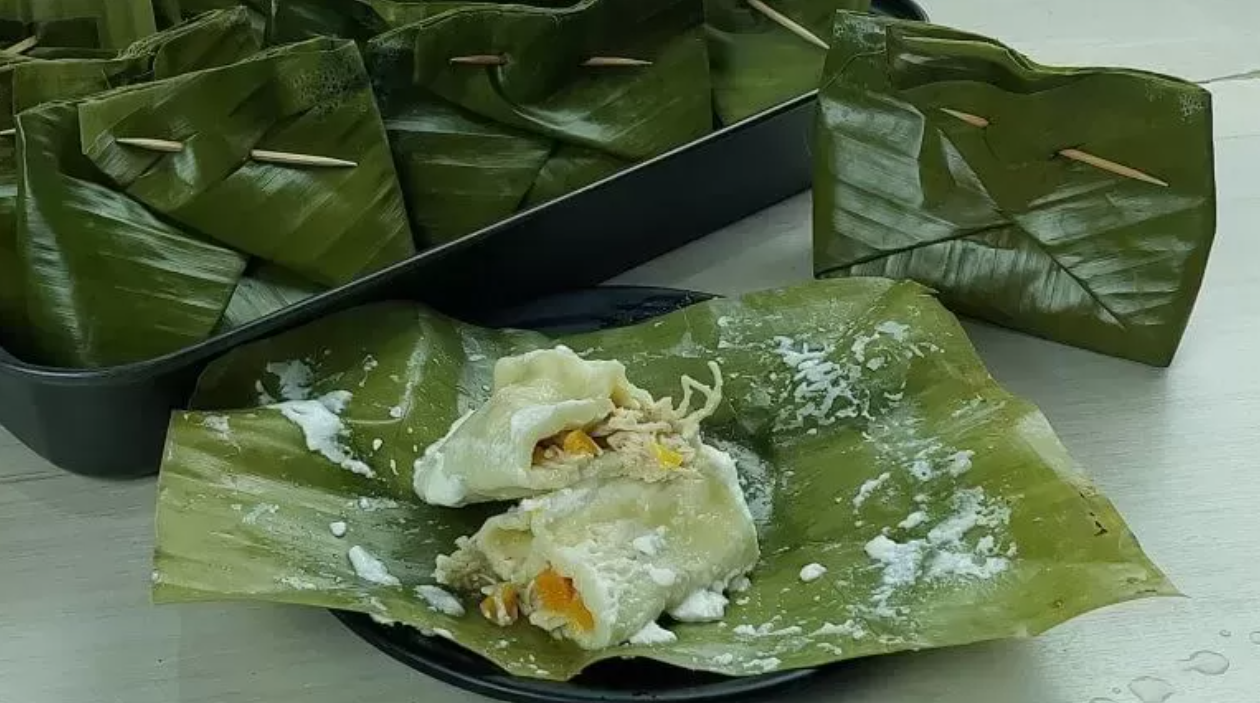Bongko Mento berisi suwiran ayam, soun, jamur, dan santan.