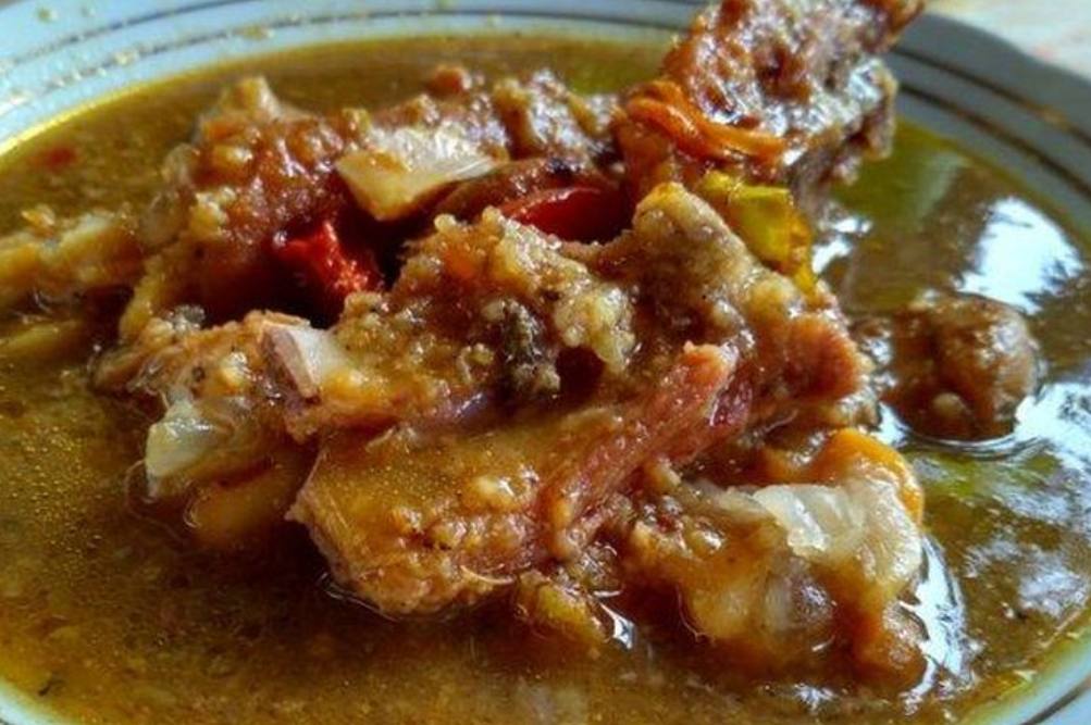 Petis kambing runting merupakan olahan daging kambing dengan bumbu khas yang menghasilkan rasa gurih dan sedikit pedas.
