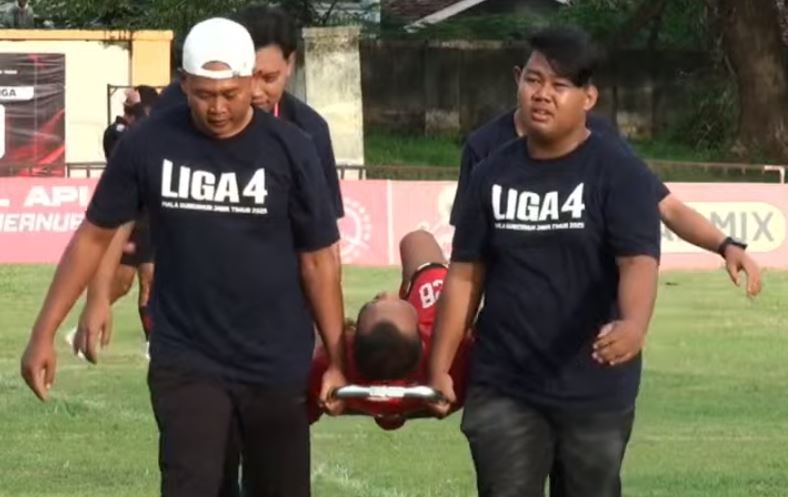 Ali Mustofa (28) pemain senior Persepon dan pencetak satu gol di laga terakhir Grup M melawan Persinga, ditandu ke luar lapangan jelang akhir babak kedua.