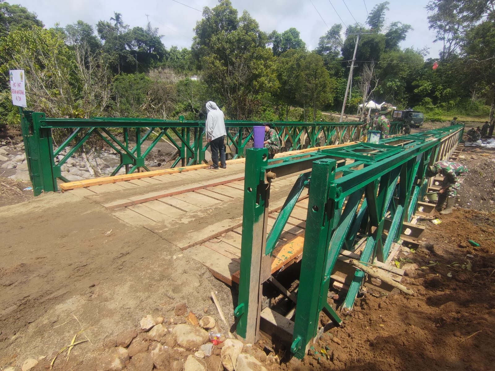 TNI AD Giat Bangun Jembatan Darurat Pulihkan Akses Warga Pascabanjir di Aceh (TNI AD)