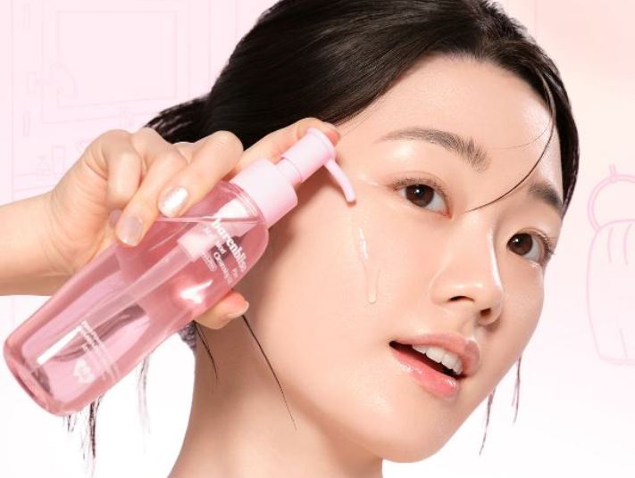 BNB Barenbliss&nbsp;Mari Mori Cleansing Oil angkat makeup dengan cepat.