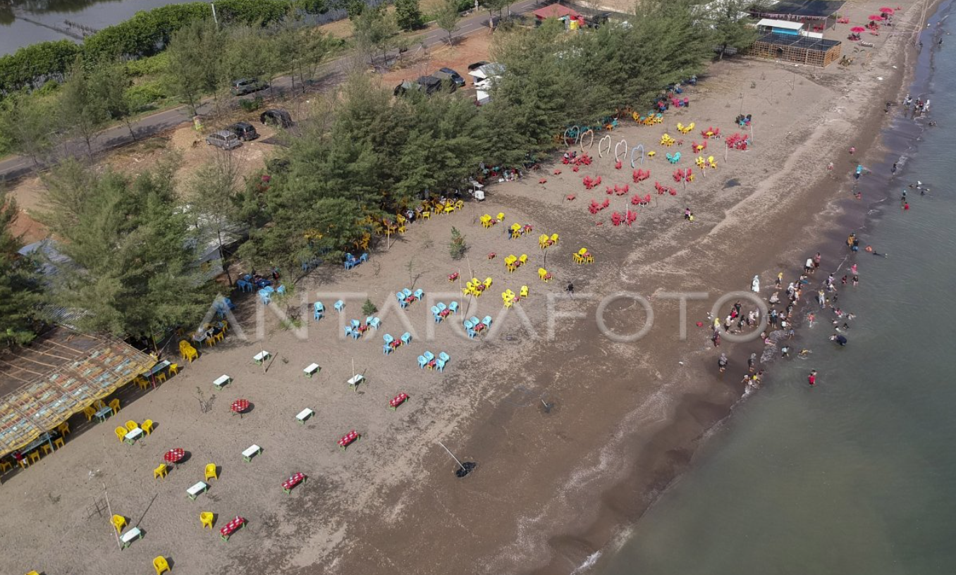 Pantai Sigandu jadi primadona wisata Batang karena lokasinya hanya 4 km dari pusat kota.