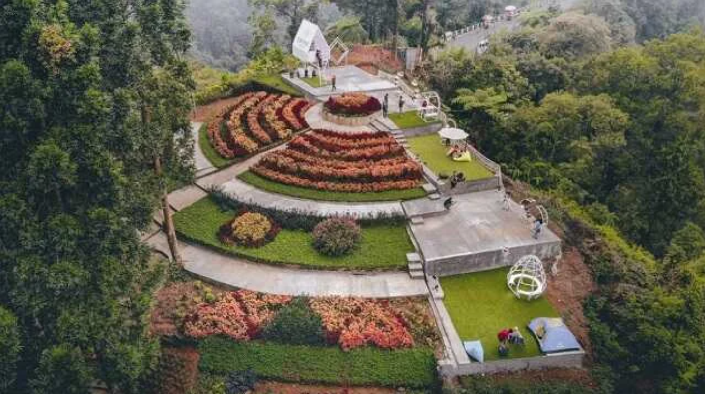 Kembang Langit Park menjadi destinasi pegunungan modern yang sedang naik daun di Kabupaten Batang.