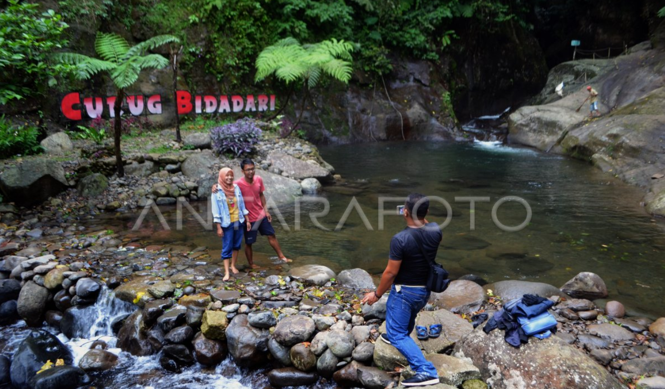 Curug Bidadari lekat dengan legenda setempat yang menceritakan bahwa curug ini dahulu menjadi tempat mandi para bidadari.