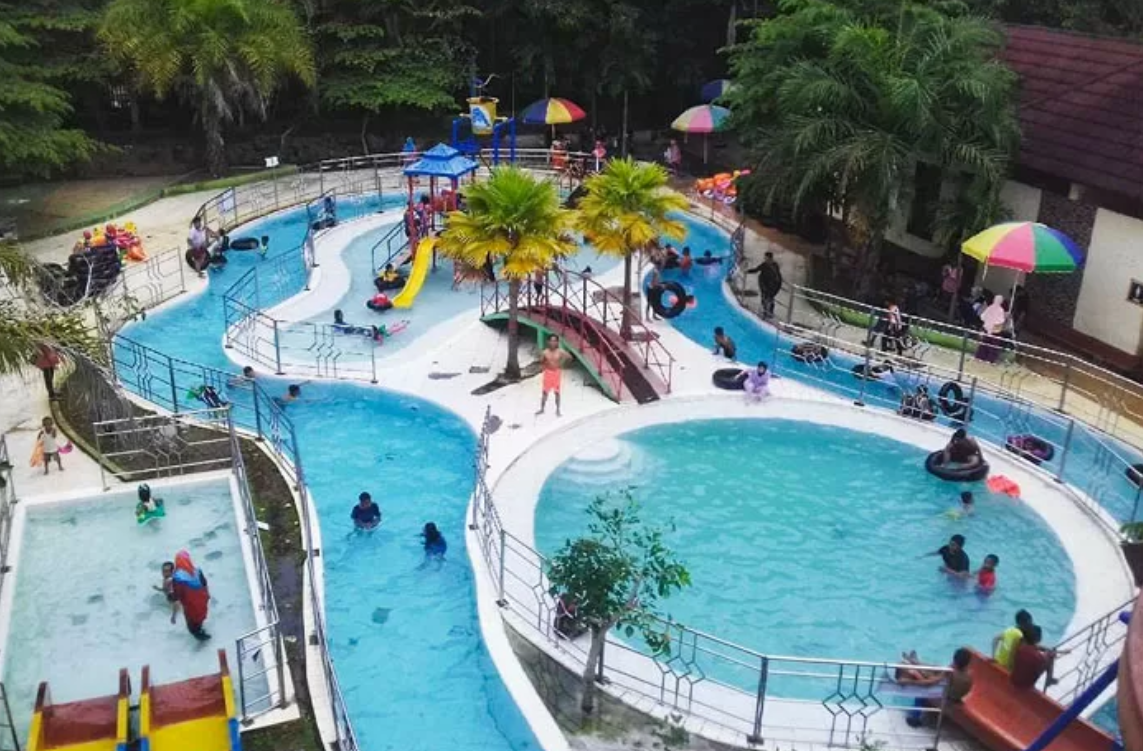 Ecopark Bandar berada di Desa Wonokerto, sekitar 18 km dari pusat kota.