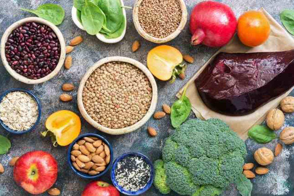 Tingkatkan hemoglobin dan cegah anemia dengan 10 makanan alami kaya zat besi dan vitamin C. Mudah dikonsumsi sehari-hari!