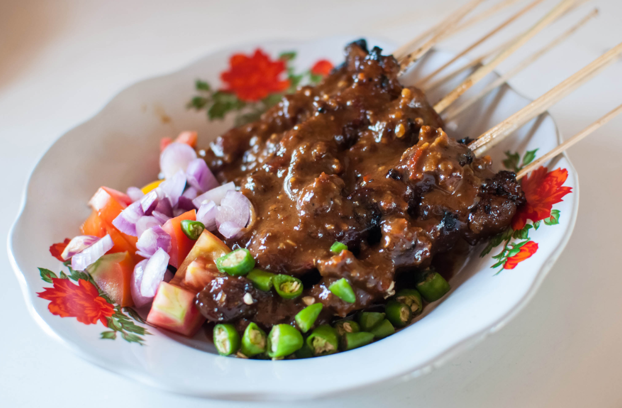 Liburan ke Kendal wajib nyobain kuliner legendaris ini! Dari Sate Bumbon hingga Momoh, rasanya bikin nagih dan tak terlupakan.