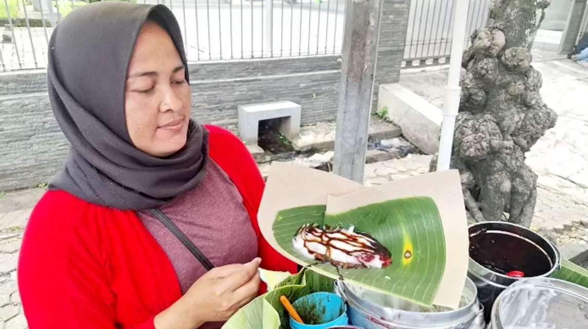 Tajin Sobih merupakan kuliner manis khas Madura yang berasal dari Desa Sobih, Kabupaten Bangkalan.