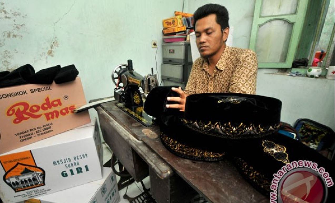 Sebagai kota santri, Gresik dikenal sebagai sentra produksi songkok berkualitas tinggi.