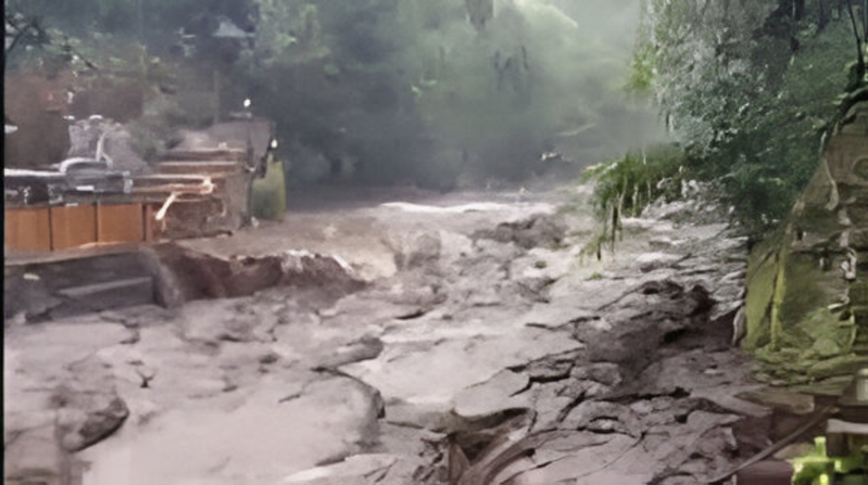 Banjir Bandang Landa Wisata Guci Tegal