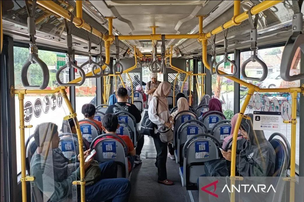 Viral rebutan kursi di Transjakarta, manajemen buka suara dan tegaskan aturan kursi prioritas.