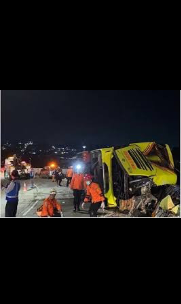 Bus PO Cahaya Trans Terguling di Tol Krapyak