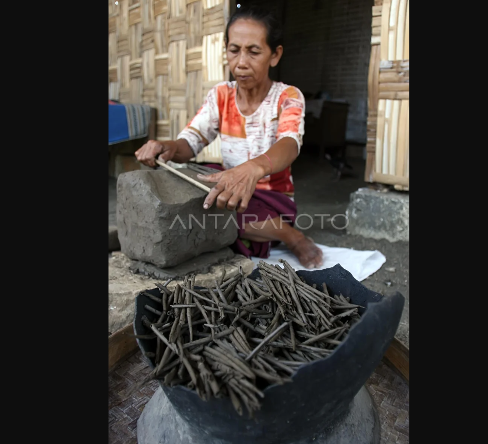 Ampo menjadi oleh-oleh paling ikonik dan unik dari Tuban. Terbuat dari tanah liat murni yang dibersihkan lalu dipanggang, bentuknya menyerupai stik cokelat dengan rasa gurih mirip kacang.