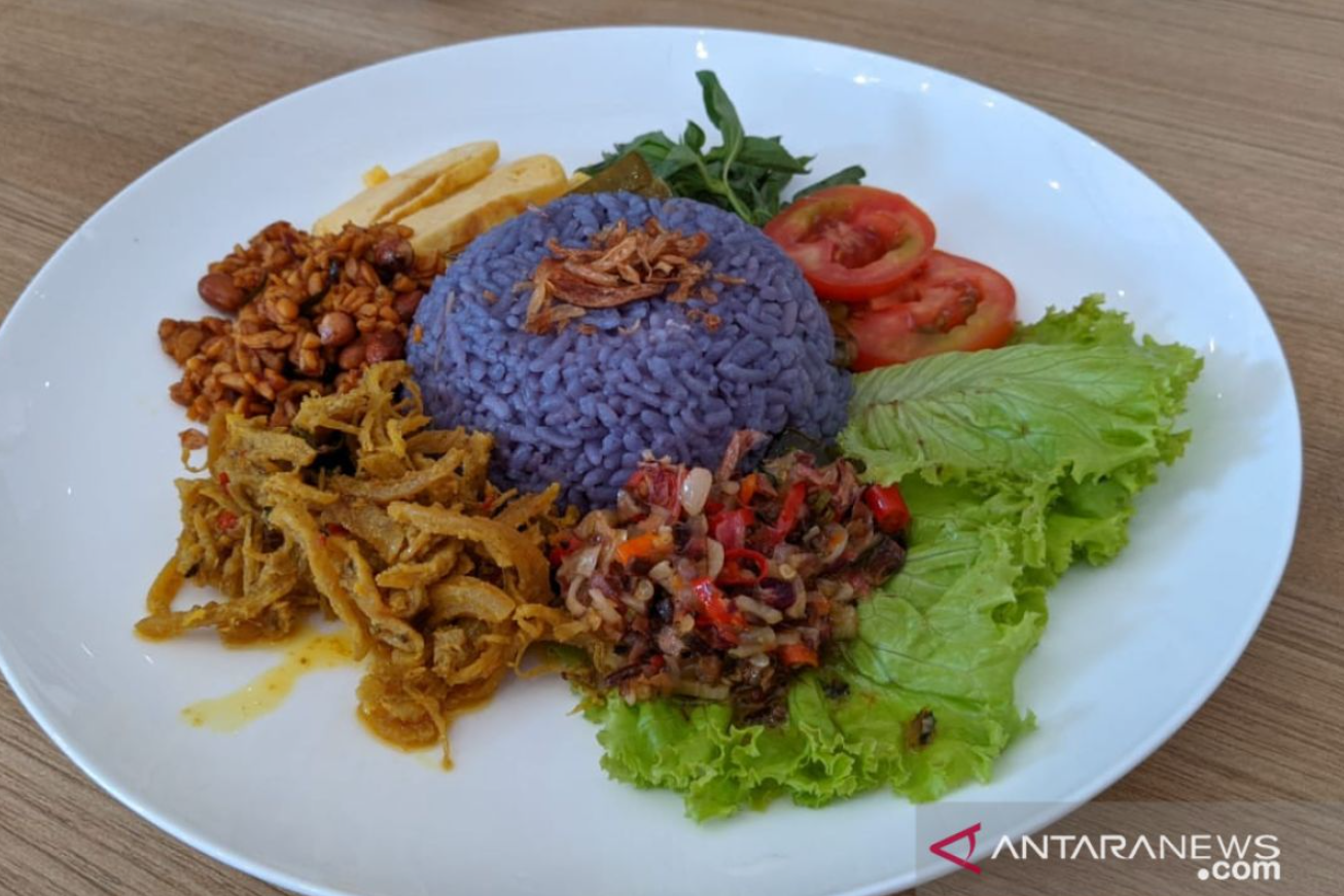 Jika nasi uduk umumnya berwarna putih, Sukabumi justru memiliki nasi uduk berwarna ungu yang unik dan menarik.