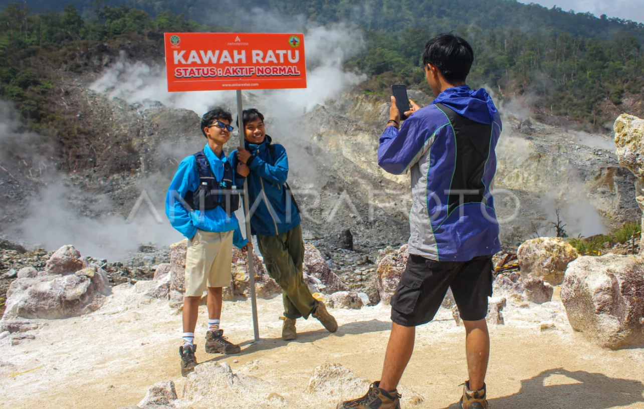 Kawah Ratu Sukabumi merupakan destinasi wisata alam yang berada di kawasan Gunung Salak.&nbsp;