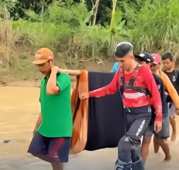 Ibu Hamil Ditandu 3 Km dan Seberangi Sungai untuk Melahirkan