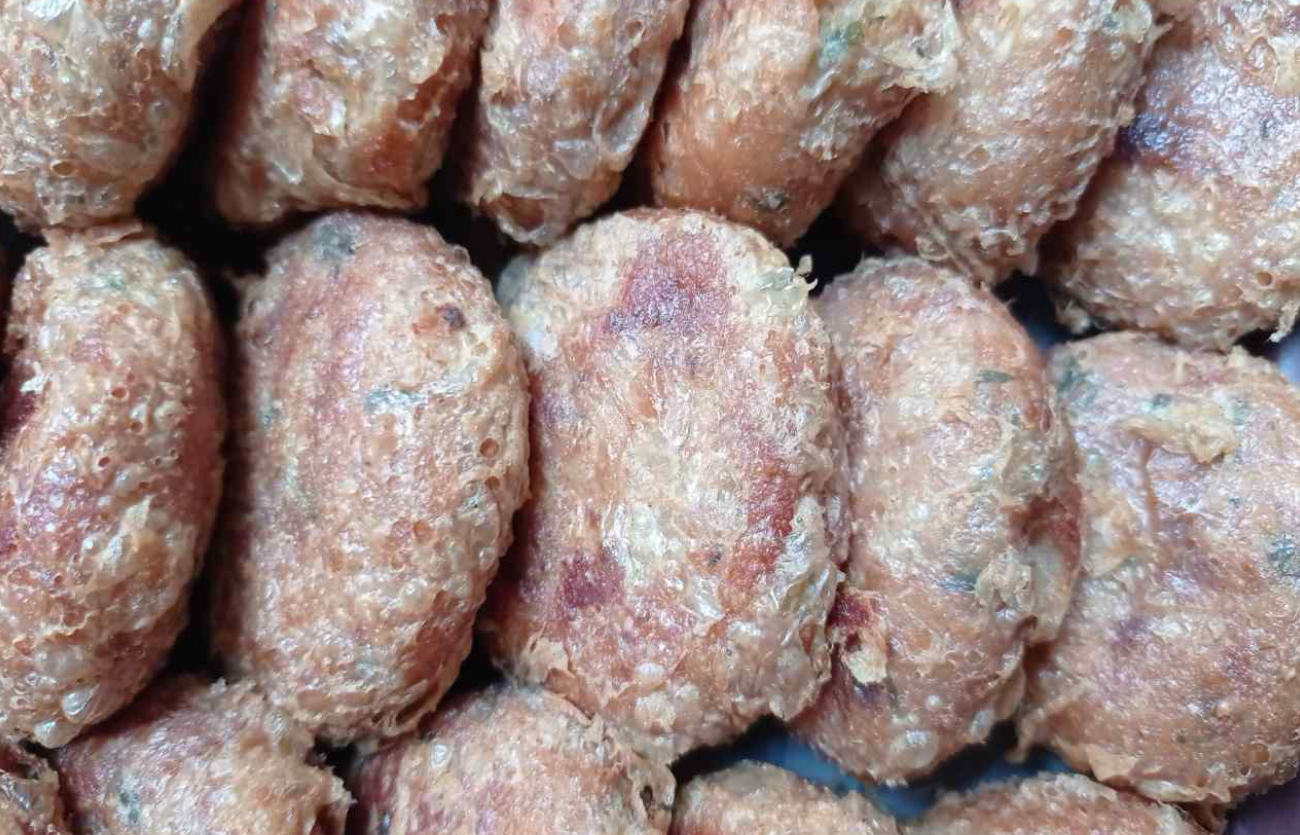 Perkedel bakar khas Depok itu sekilas mirip pastel tutup, namun diolah dengan cara dipanggang.