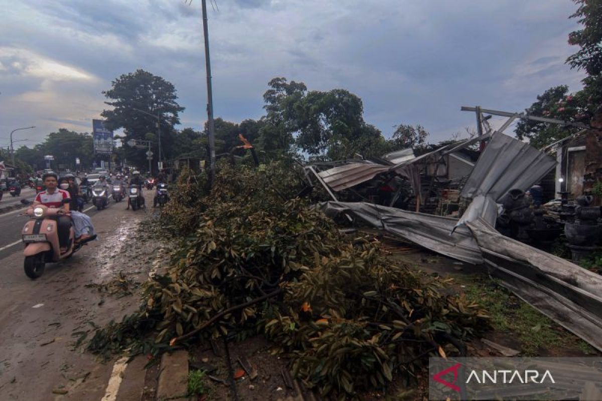 Teror Puting Beliung di Bogor Sayap Pesawat Terbang Hantam Rumah Warga (antara)