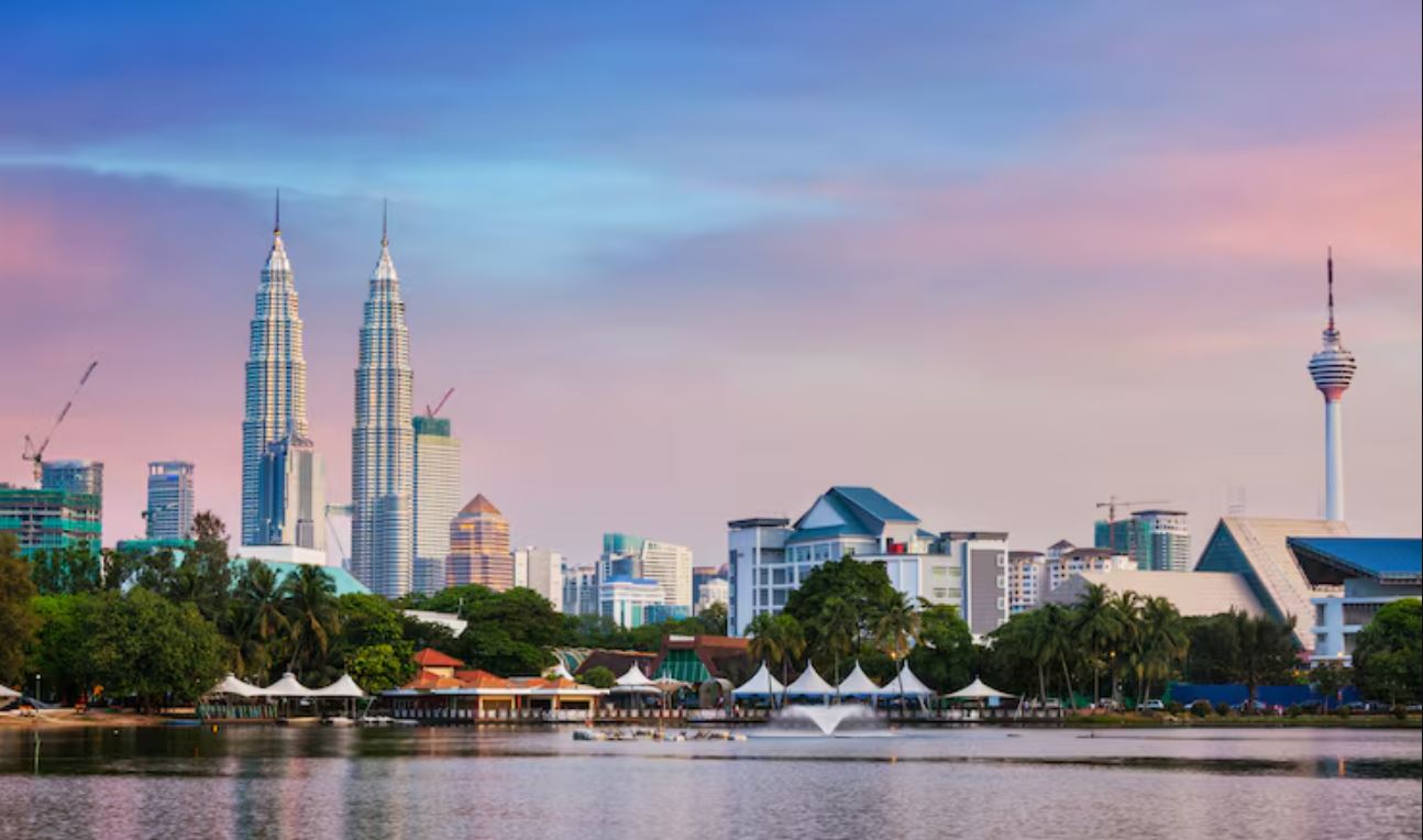 Kuala Lumpur terapkan denda hingga RM2.000 bagi peludah dan pembuang sampah sembarangan mulai 2026.
