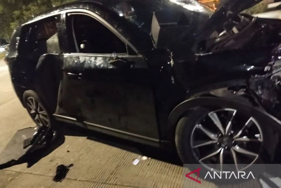 Sebuah mobil terserempet kereta api di Jakarta Utara, polisi turun tangan menyelidiki.