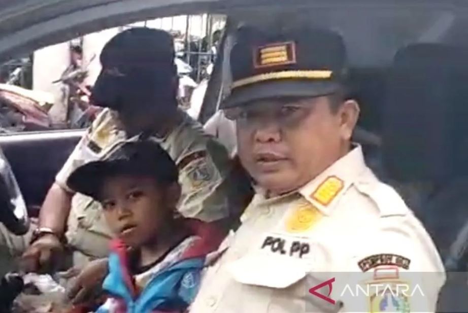 Bocah 6 tahun ditinggal ayahnya di Pasar Kebayoran Lama, kini dalam perlindungan Satpol PP.
