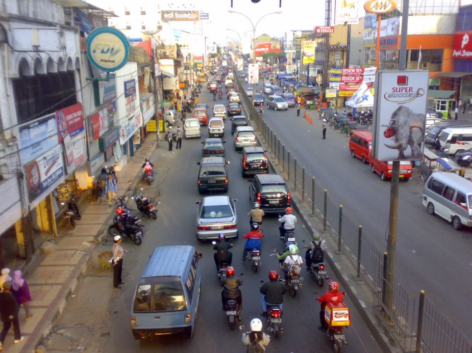 Banyak pemudik memilih beristirahat di sekitar Cilegon sebelum menyeberang untuk menghindari kelelahan dan antrean panjang.