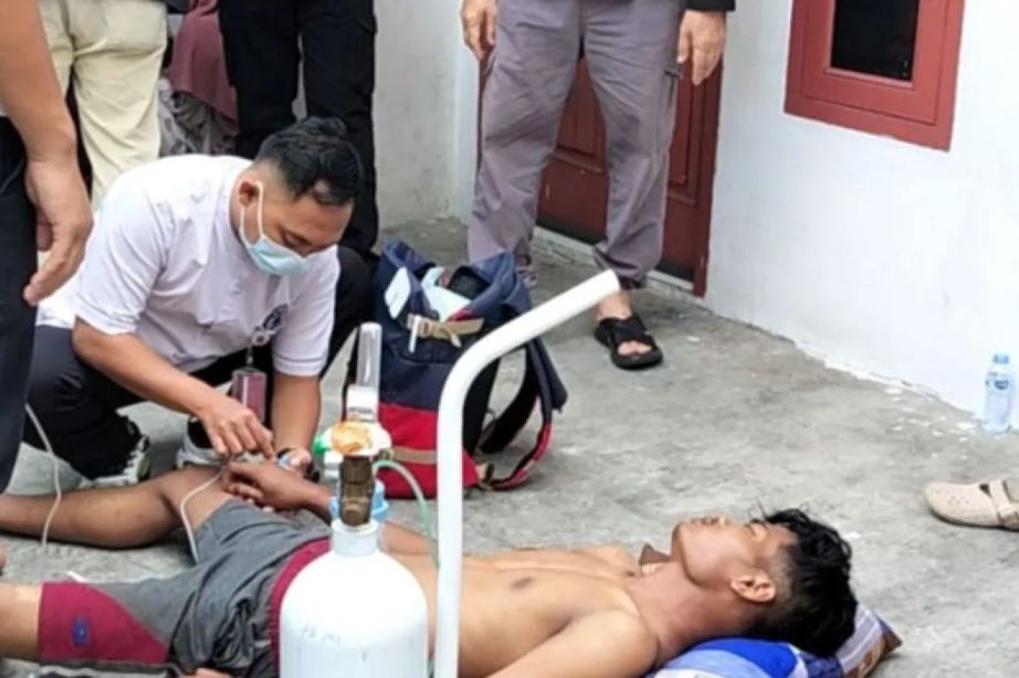 Korban selamat dugaan keracunan makanan mendapat perawatan usai ditemukan warga di kontrakan kawasan Warakas, Tanjung Priok, Jakarta Utara, Jumat (2/1/2026).